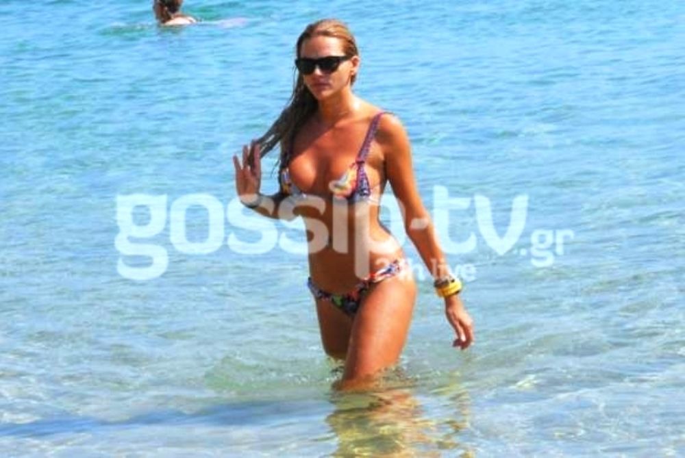Sexy κι όποιος αντέξει η Νάταλι Θάνου στο Super Paradise 