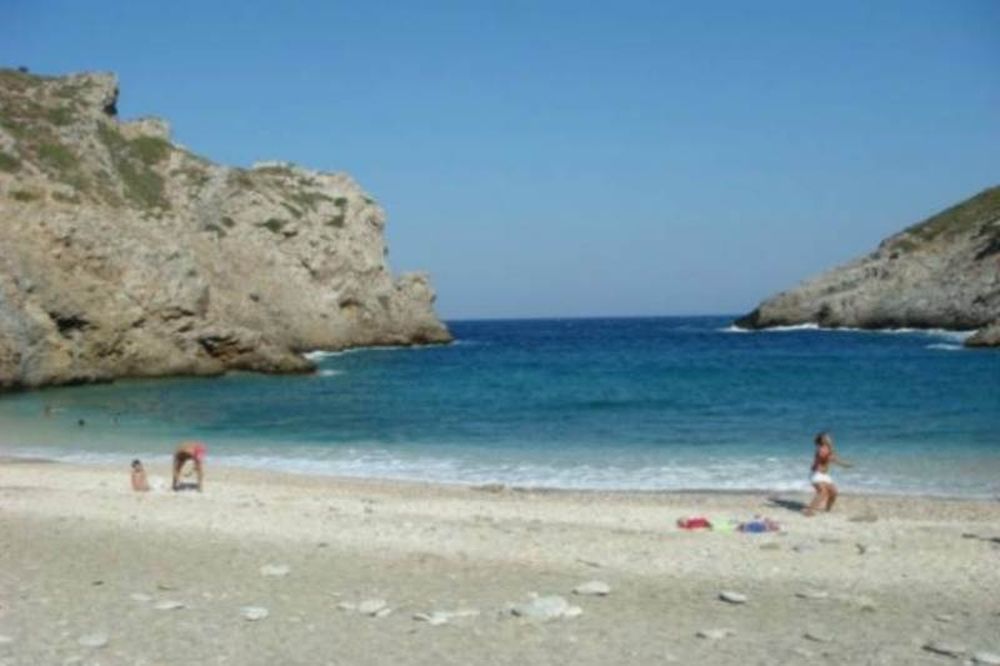 Οι 12 παραλίες της Αττικής που απαγορεύεται το κολύμπι 