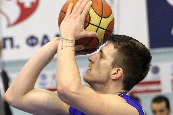 Προχωράει σε επαφές ο Κουστένης