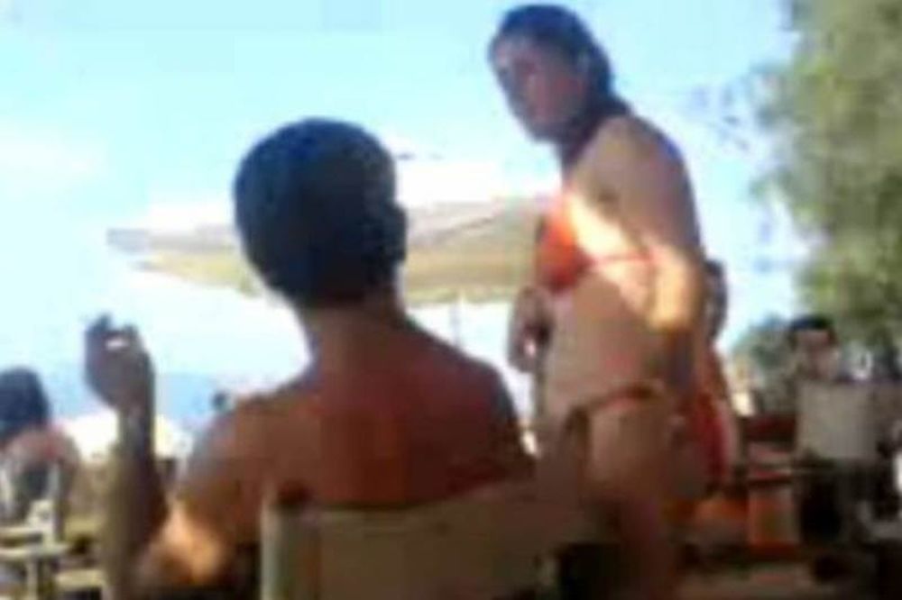 Απίστευτο βρισίδι Ελληνίδας σε παραλία (video)