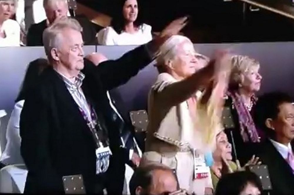 Λονδίνο 2012 - Τελετή Εναρξης: Χιτλερικός (;) χαιρετισμός από Γερμανό στην εξέδρα!