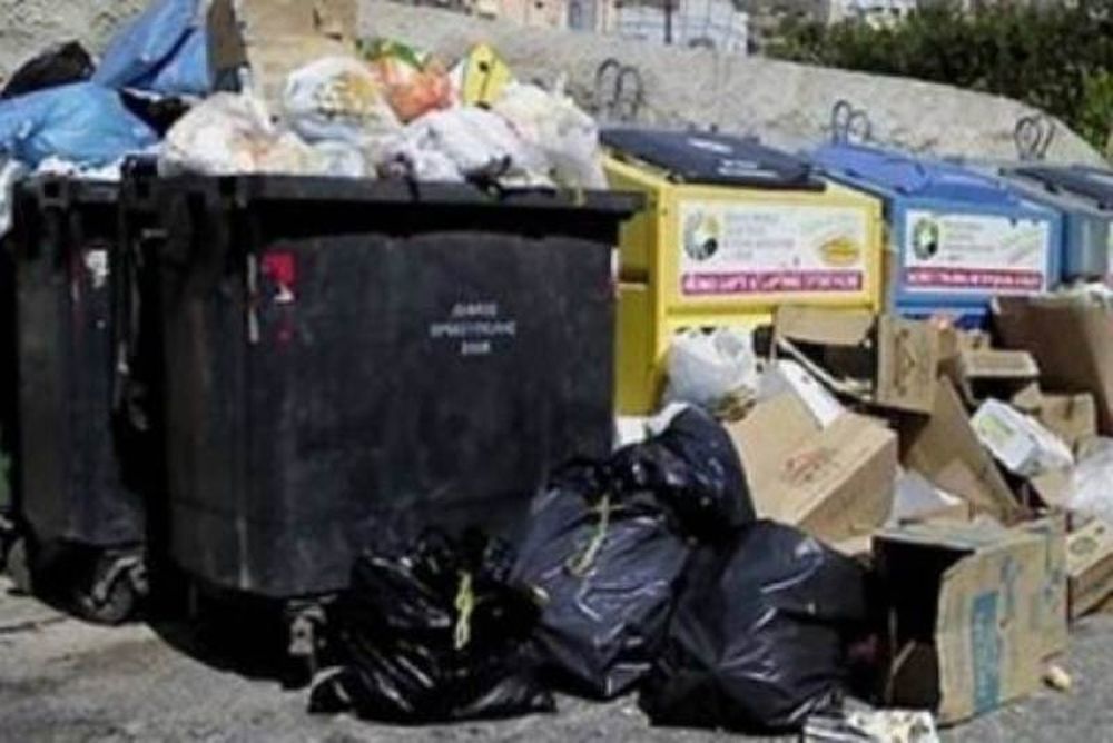 Ελληνίδα ψάχνει την... αξιοπρέπειά της στα σκουπίδια (video)! 