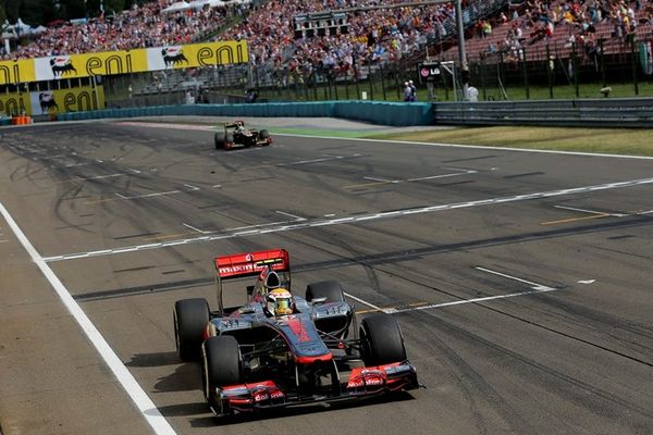 Διπλασίασε τις… καρό σημαίες ο Χάμιλτον στο Ουγγαρόρινγκ!