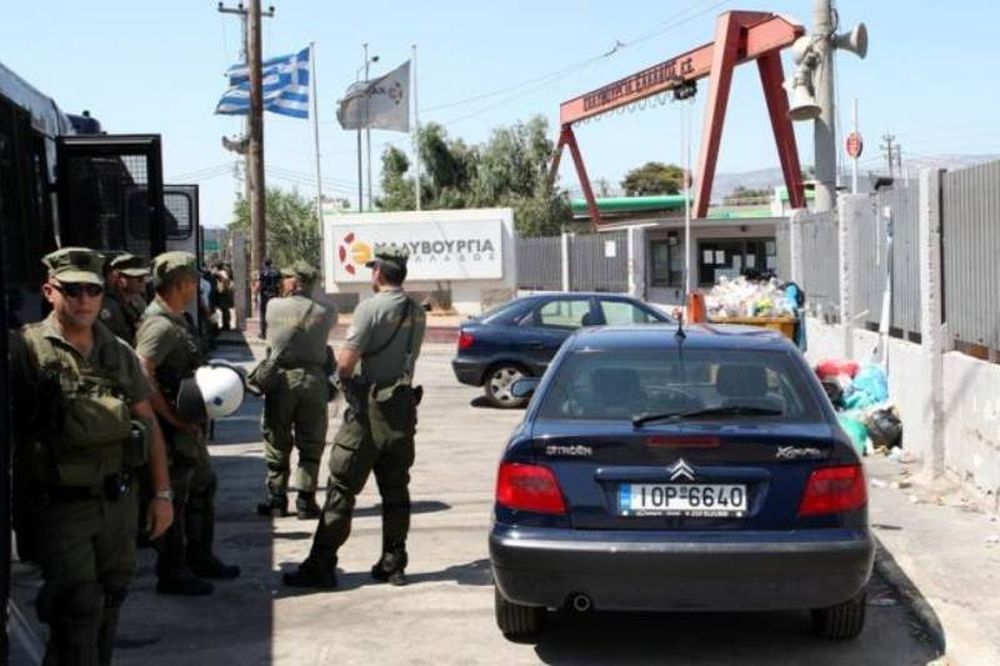 Αποχωρούν τα ΜΑΤ από τη Χαλυβουργία 