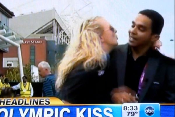 Λονδίνο 2012: Του επιτέθηκε για ένα... φιλί! (video)