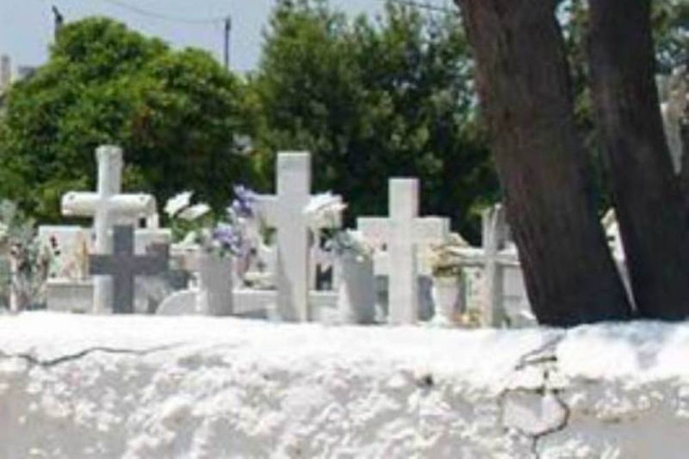 Τρώνε στο… νεκροταφείο! 