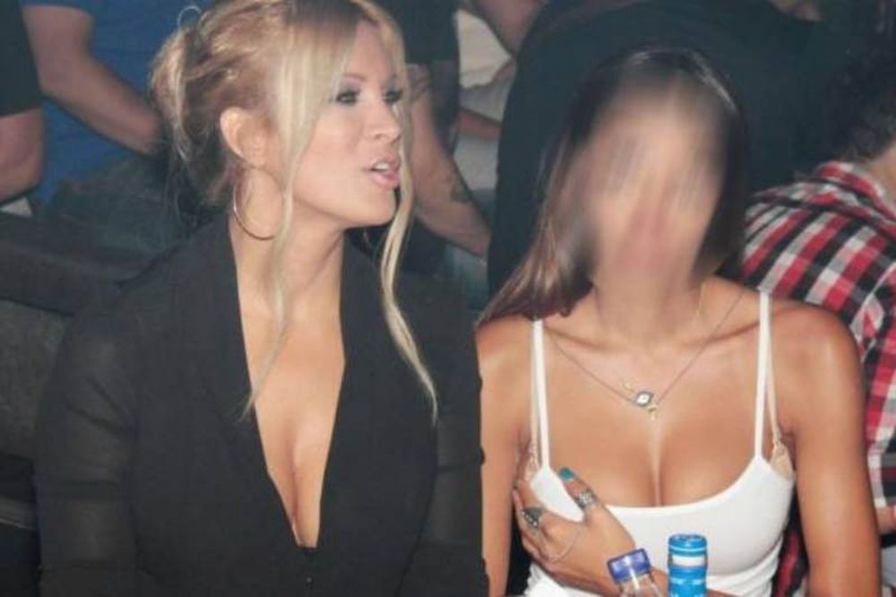Ποια πιάνει το στήθος της δίπλα στην Καινούργιου και ποζάρει στον φακό;