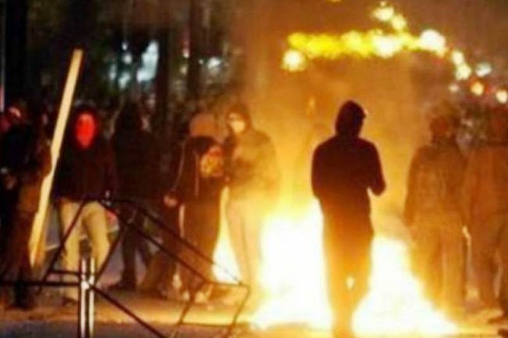 Άγρια συμπλοκή μεταξύ οπαδών στου Γκύζη