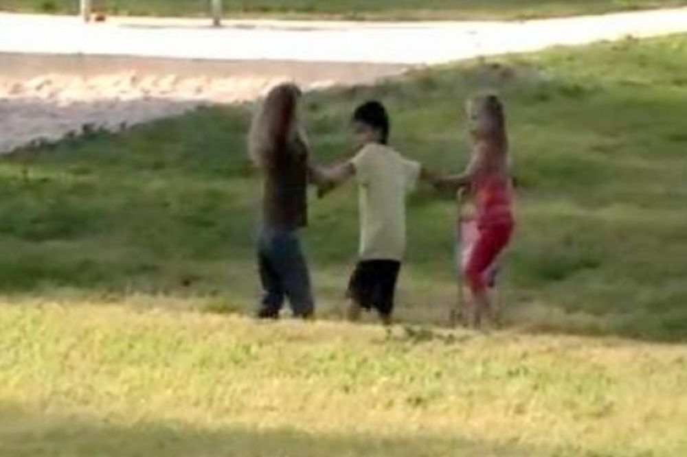 Απίστευτος κοριτσοκαβγάς για ένα αγοράκι! (video)