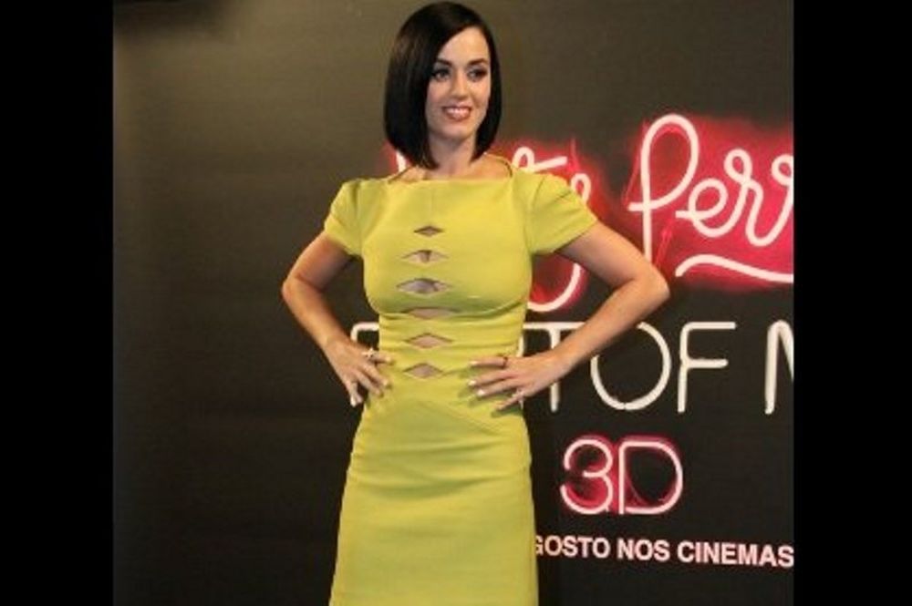 Katy Perry: το μουσταρδί φόρεμα δεν έκανε καλά τη δουλειά του