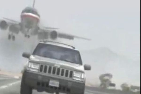Boeing καταδιώκει... οδηγό! (video)
