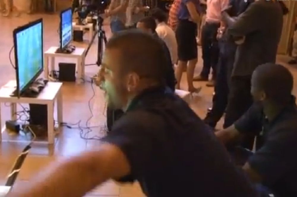 Οι παίκτες της Τότεναμ παίζουν FIFA 13! (video)