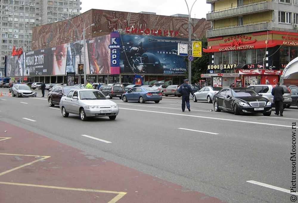  Βίντεο σοκ: Φορτηγό παρασέρνει μηχανή σε ζωντανή μετάδοση!