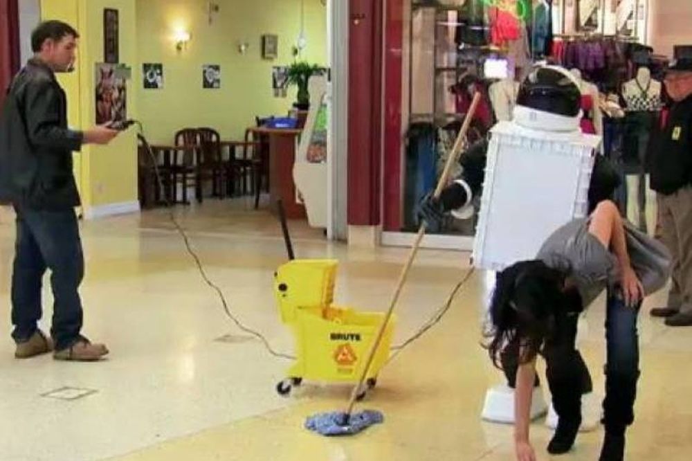 Απίστευτο: Αυτό το ρομπότ... χουφτώνει (video)