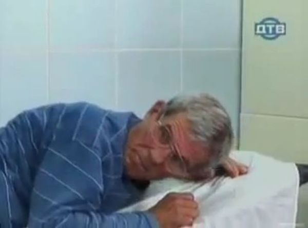 Απίστευτη φάρσα για να... λατρέψετε τα εμβόλια