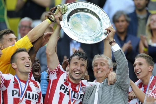 Άντβοκαατ: «Ο Φαν Μπόμελ κάνει την PSV ανίκητη»