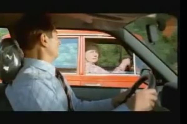 Τρελή γιαγιά... τρομοκρατεί οδηγούς! (video)