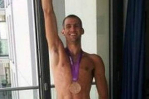Ολυμπιονίκης ολόγυμνος στο Twitter με το μετάλλιό του! (pic)