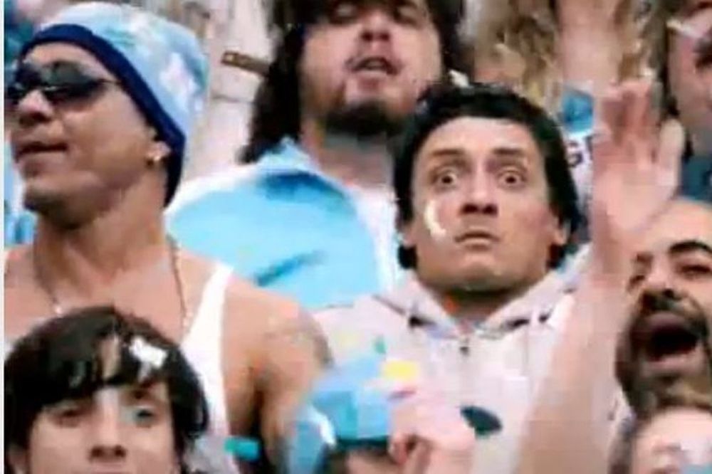 Οπαδός πανηγυρίζει γκολ μέσα στην «φωλιά» του «εχθρού» (video)