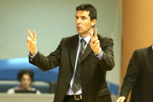 Προσεκτικές κινήσεις από Ίκαρο Καλλιθέας