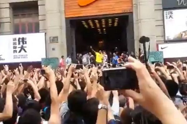 Χαμός στην Κίνα για Κόμπι! (video)