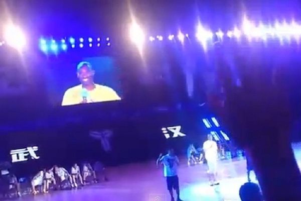 Η «τρέλα» πάει στην Κίνα για... Κόμπι (video)