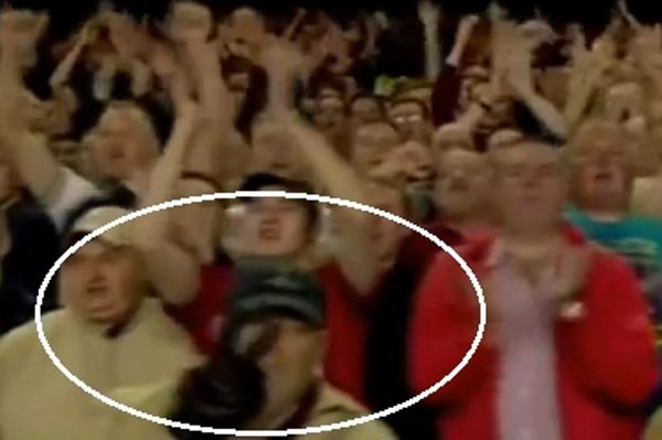 Ο οπαδός της Γιουνάιτεντ που αποδοκίμασε τον Φαν Πέρσι (video)