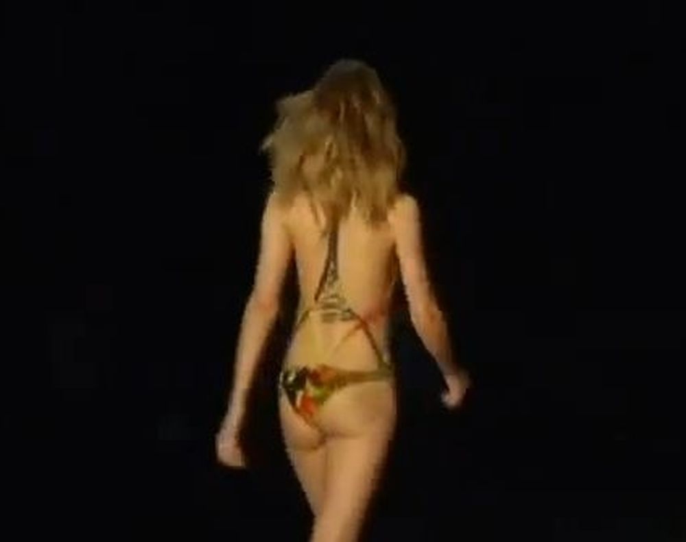 Βίντεο: Σέξι ατύχημα σε επίδειξη μαγιό... 