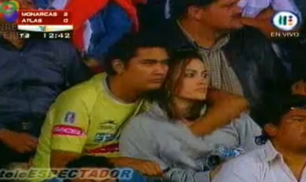 Βίντεο: Οπαδός... χουφτώνει σε Live μετάδοση!