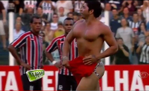 Βίντεο: Εισβολή οπαδού με... τιγρέ εσώρουχο!