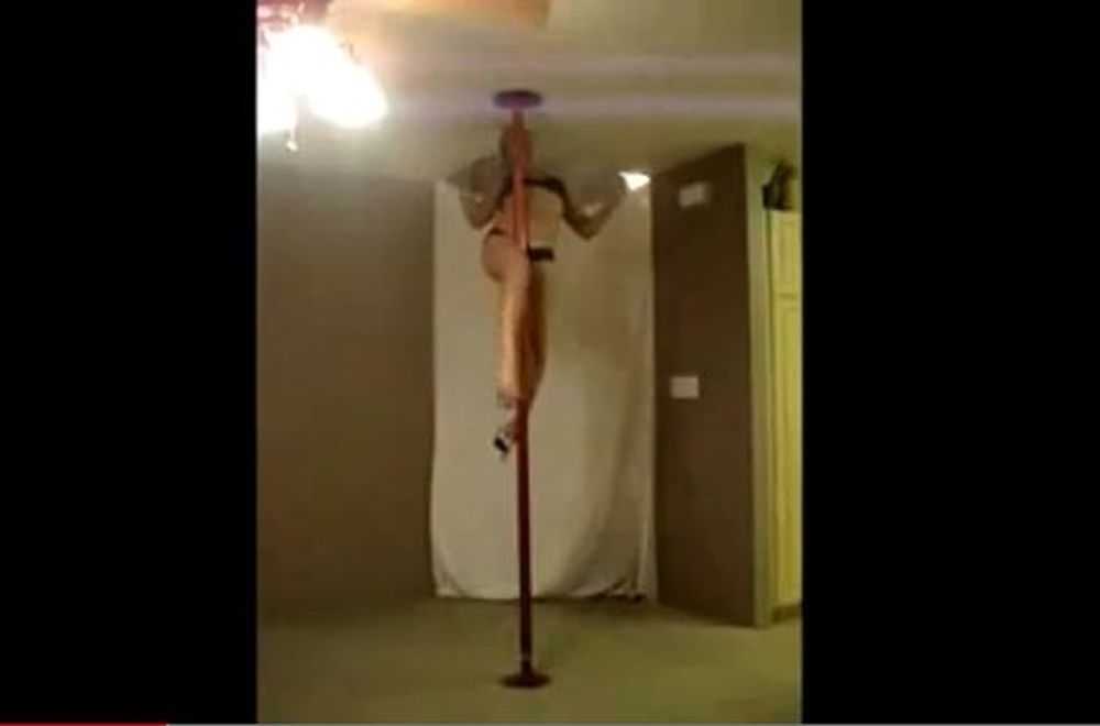 Βίντεο: Τι το θέλεις το strip show κοπελιά;