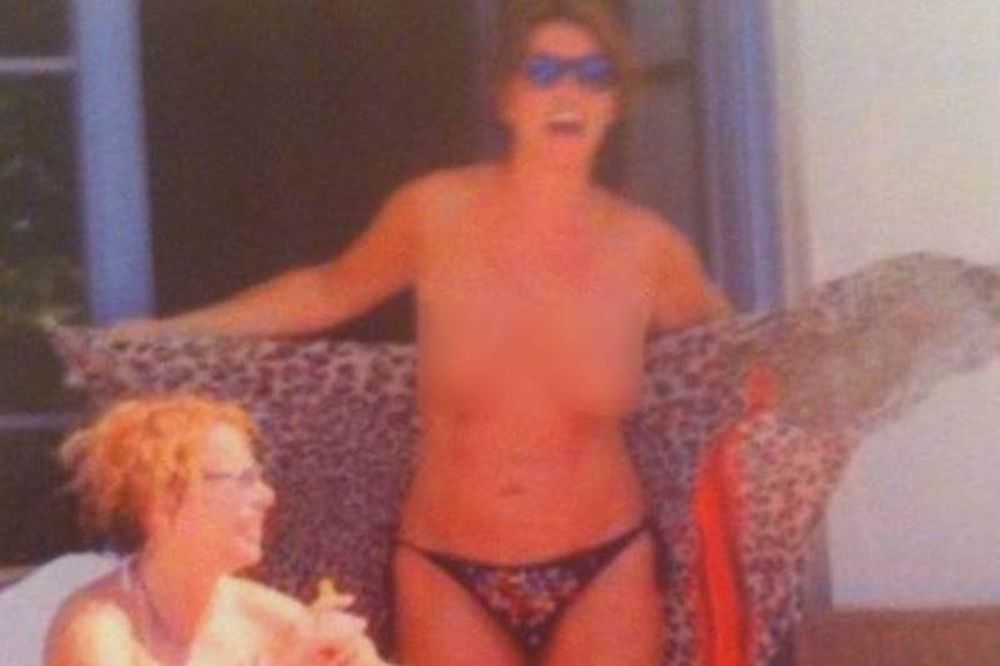 Βάνα Μπάρμπα: Η Kολοσσός της Ρόδου... TOPLESS!