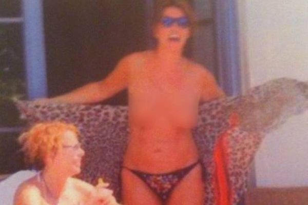 Βάνα Μπάρμπα: Η Kολοσσός της Ρόδου... TOPLESS!