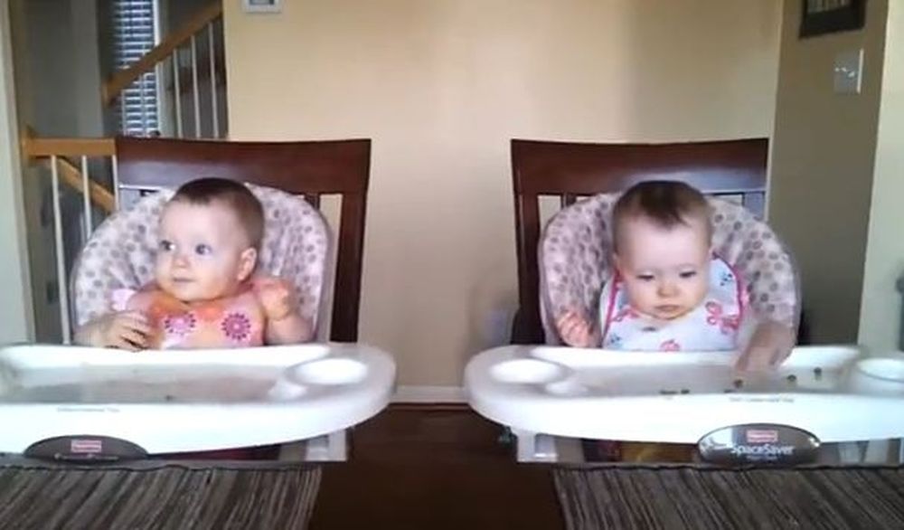  Βίντεο: Δίδυμα χορεύουν στους ρυθμούς του κιθαρίστα μπαμπά...