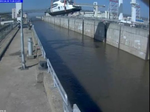 Βίντεο: Εγκαίνια... καταστροφής για πολυτελές σκάφος