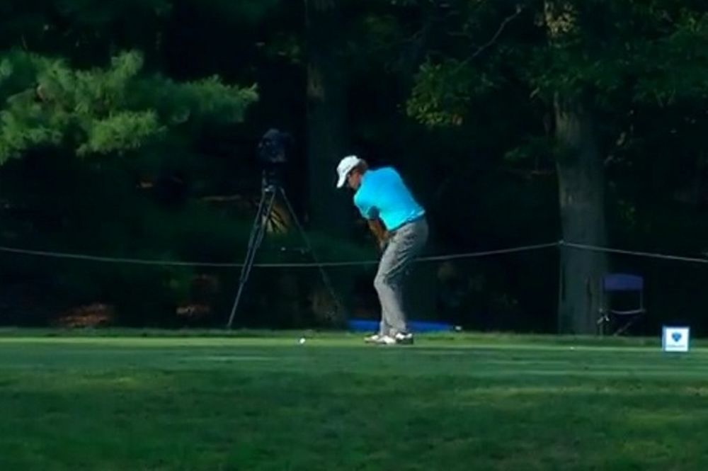 Απίστευτο: Δείτε τον γκόλφερ που στέλνει το μπαλάκι απευθείας στην τρύπα από 144 μέτρα!