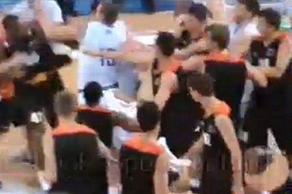 Άγριο ξύλο σε αγώνα μπάσκετ στα Σκόπια! (video)