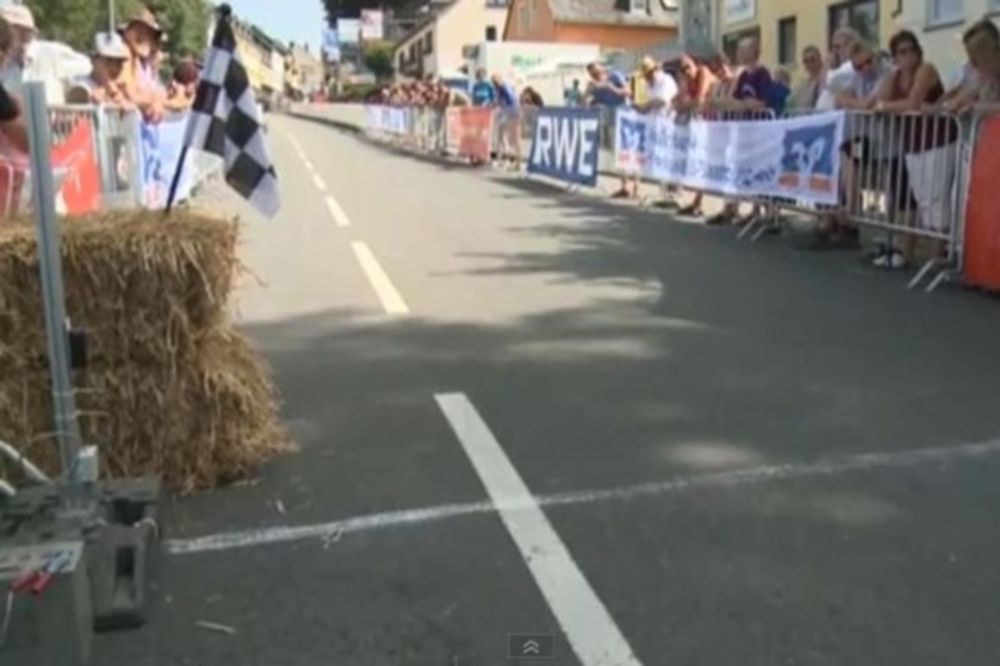 Εκπληκτικό βίντεο: Φόρμουλα 1 με... κάδους σκουπιδιών!