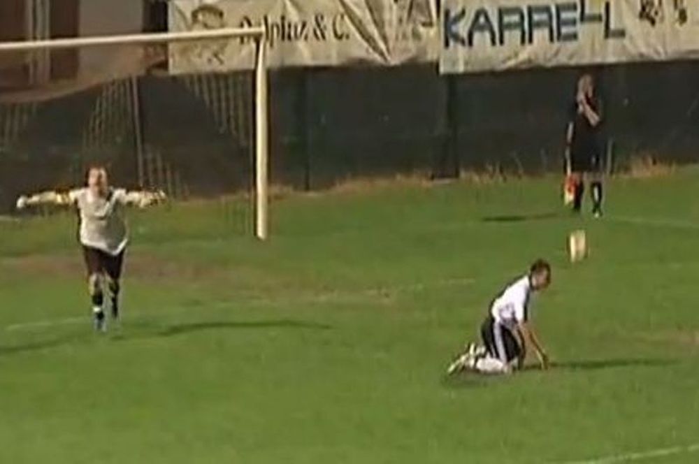 Δείτε το πέναλτι του αιώνα... (video)