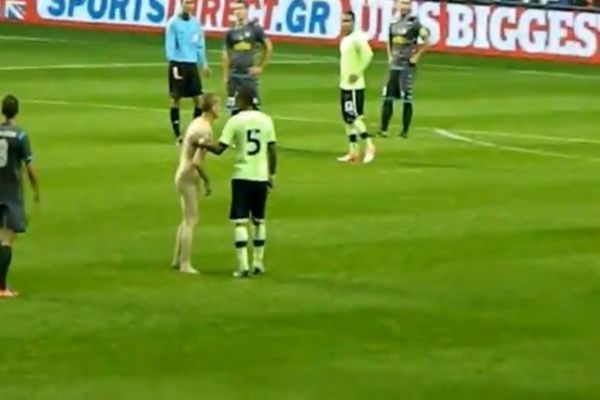 To βίντεο της εισβολής γυμνού οπαδού στο Νιούκαστλ - Ατρόμητος