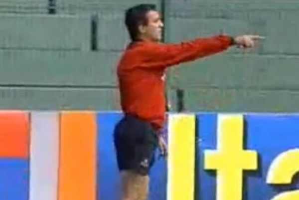 Βίντεο: Ο πιο αστείος διαιτητής του κόσμου...