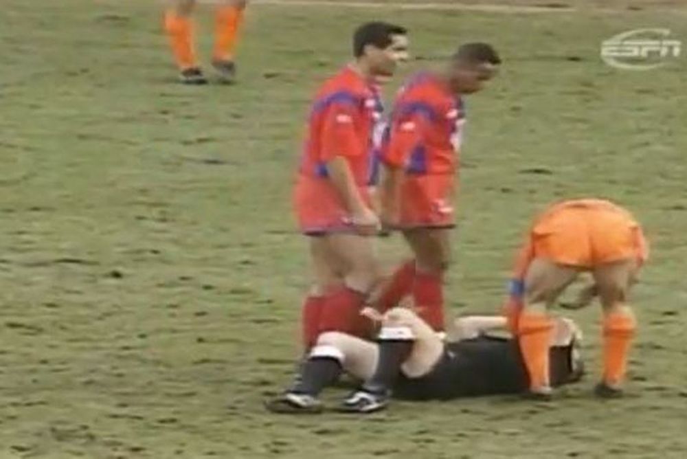 Δείτε διαιτητές να πέφτουν... αναίσθητοι! (video)