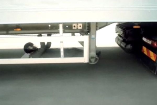 Απίστευτο: Skateboard... μηχανικός επιδιορθώνει βλάβη σε νταλίκα