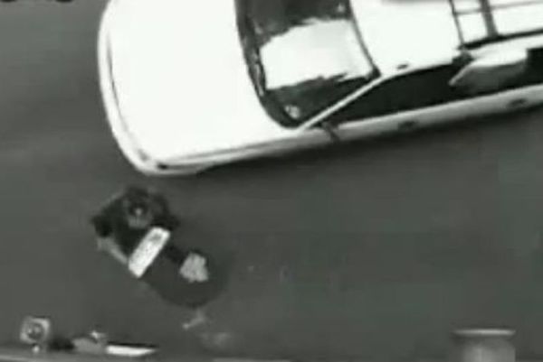 ΣΟΚ: Του πέφτει η πίτσα και την παραδίδει στον πελάτη... (video)