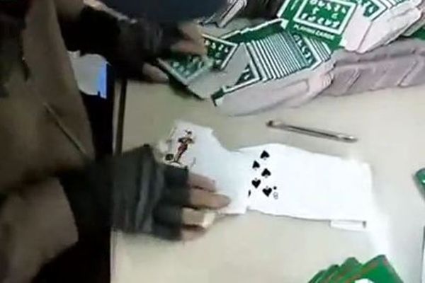 Εκπληκτικό: Δείτε το πιο γρήγορο πακετάρισμα τράπουλας (video)