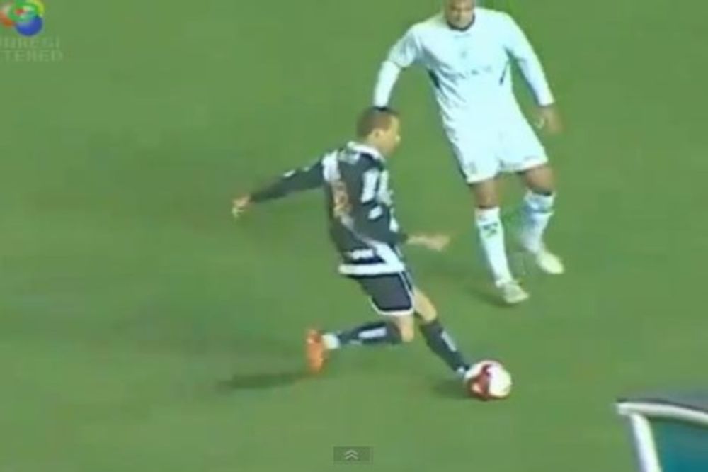 Βίντεο: Από το γήπεδο... ξαπλωτός στην καταπακτή!