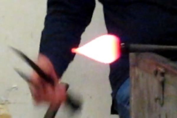 Απίστευτο: Φτιάχνει γυάλινο άλογο σε ένα λεπτό!