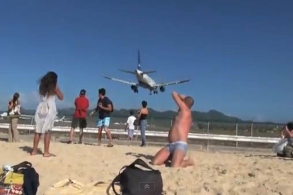 Βίντεο: Μπάνιο, ηλιοθεραπεία με θέα... προσγειώσεις! 