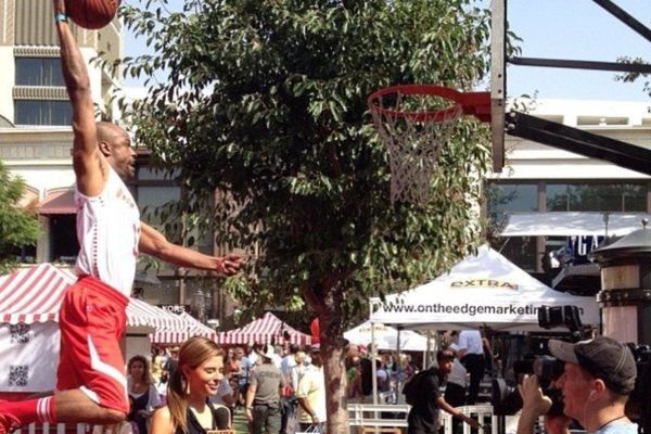 Μενούνος: Κάρφωσαν πάνω από το κεφάλι της (video+photos)