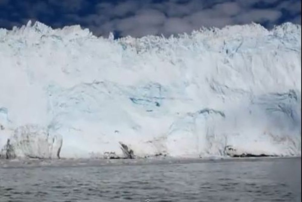 Εντυπωσιακό: Πάγος λιώνει και προκαλεί τσουνάμι (video)